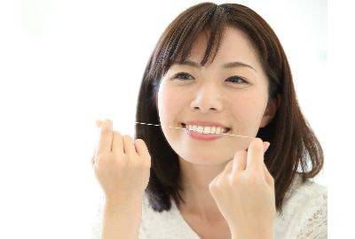 フロスをする女性