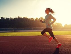 ランニングをする 女性