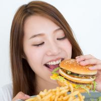 食事をする女性 写真